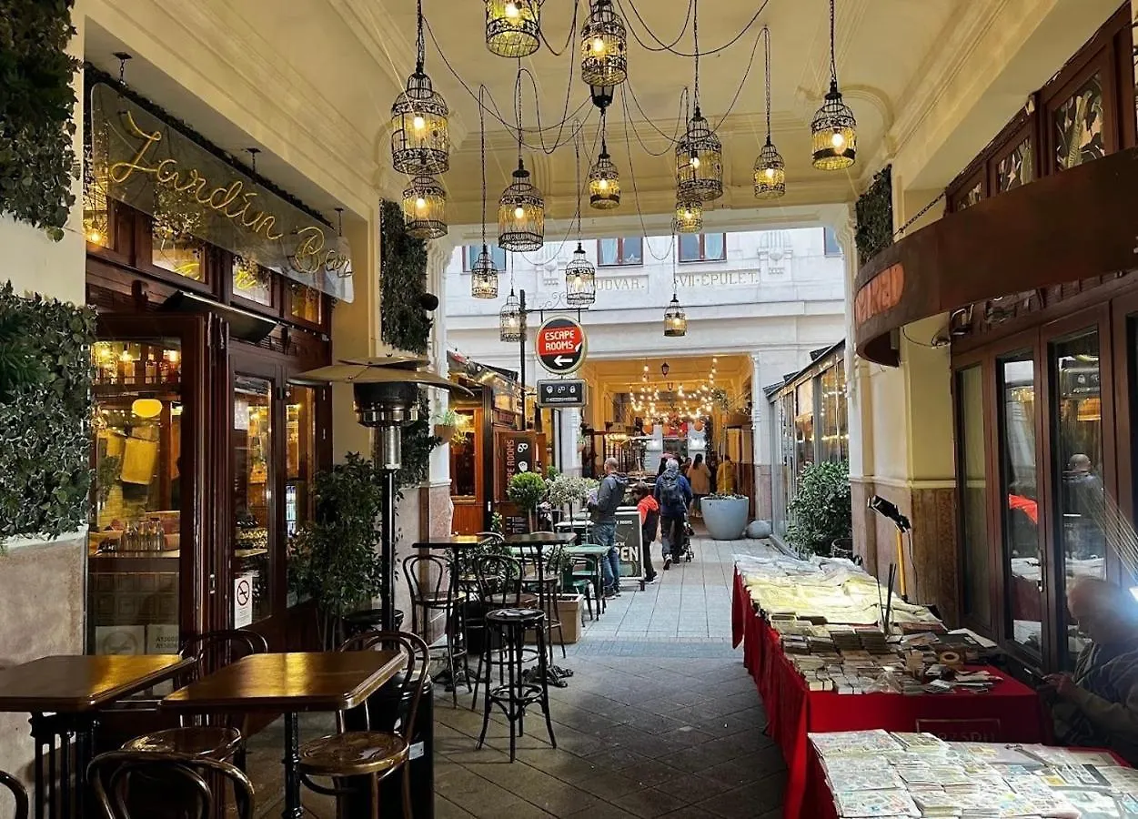 Unique Place In Budapest Lägenhet